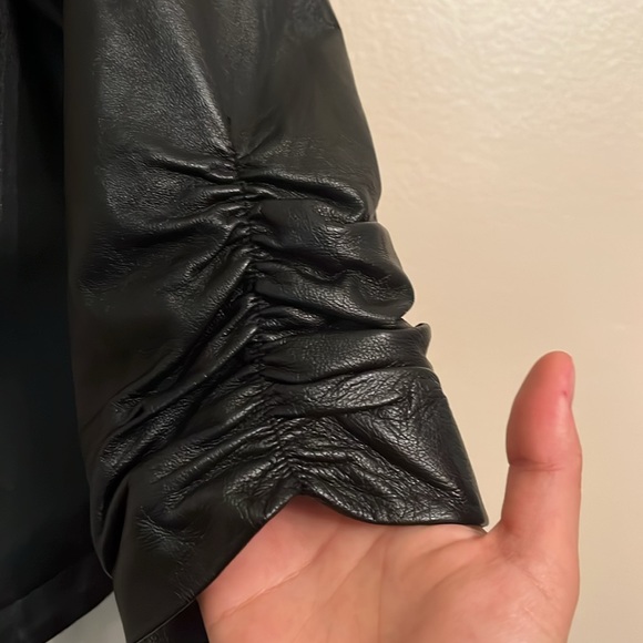 EUC Sz M Bebe black cropped leather sideways zip front ¾ ruched sleeve jacket - Picture 2 of 7